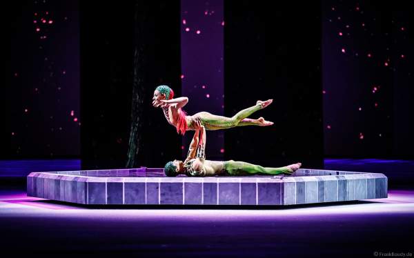 Tim Yang und Taisia Bondarenko als Strapaten- und Adagioduo bei der Eisshow ATLANTIS von Holiday on Ice in der Festhalle Frankfurt und SAP Arena Mannheim 2017-2018