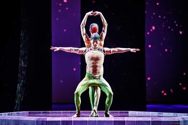 Tim Yang und Taisia Bondarenko als Strapaten- und Adagioduo bei der Eisshow ATLANTIS von Holiday on Ice in der Festhalle Frankfurt und SAP Arena Mannheim 2017-2018