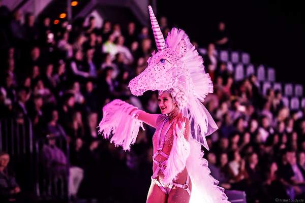 Courtney Wren als Einhorn bei der Eisshow ATLANTIS von Holiday on Ice in der Festhalle Frankfurt und SAP Arena Mannheim 2017-2018