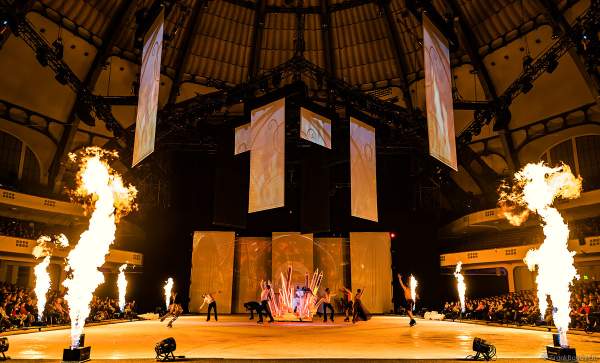 Feuereffekte und Feuerspieler bei der Eisshow ATLANTIS von Holiday on Ice in der Festhalle Frankfurt und SAP Arena Mannheim 2017-2018