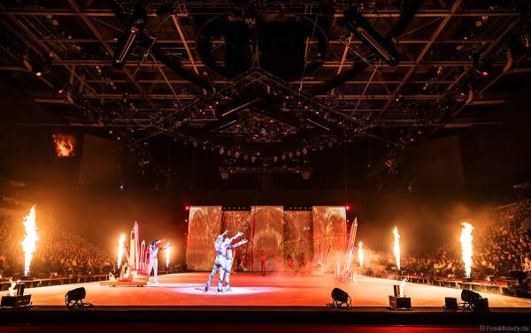 Feuereffekte und Feuerspieler bei der Eisshow ATLANTIS von Holiday on Ice in der Festhalle Frankfurt und SAP Arena Mannheim 2017-2018