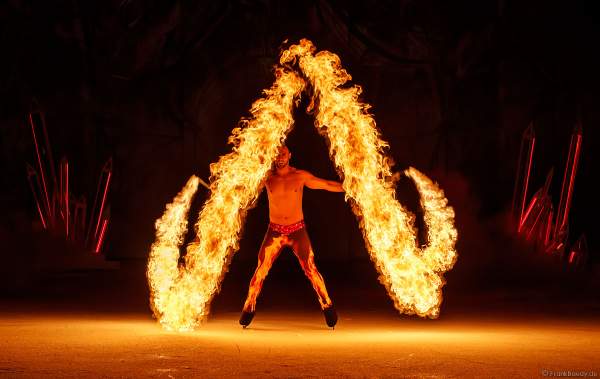Feuerspieler Adam Jukes mit Feuereffekt Lyco bei der Eisshow ATLANTIS von Holiday on Ice in der Festhalle Frankfurt und SAP Arena Mannheim 2017-2018