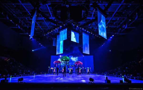 Bunte Schwarzlichtszenen bei der Eisshow ATLANTIS von Holiday on Ice in der Festhalle Frankfurt und SAP Arena Mannheim 2017-2018