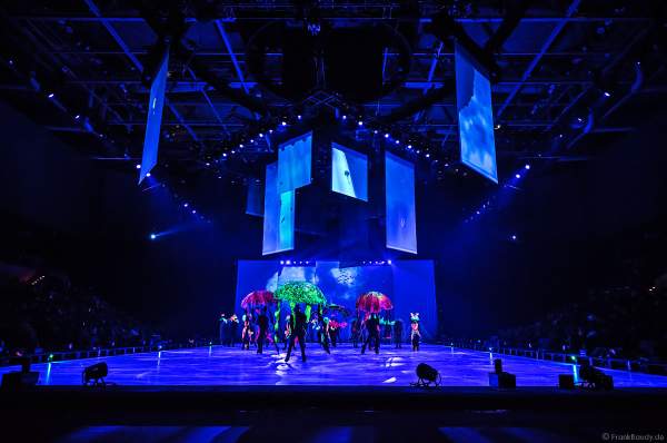 Bunte Schwarzlichtszenen bei der Eisshow ATLANTIS von Holiday on Ice in der Festhalle Frankfurt und SAP Arena Mannheim 2017-2018