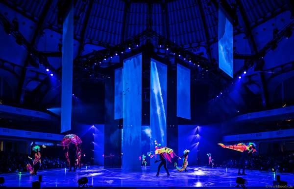 Bunte Schwarzlichtszenen bei der Eisshow ATLANTIS von Holiday on Ice in der Festhalle Frankfurt und SAP Arena Mannheim 2017-2018
