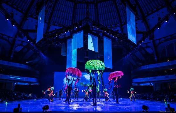 Bunte Schwarzlichtszenen bei der Eisshow ATLANTIS von Holiday on Ice in der Festhalle Frankfurt und SAP Arena Mannheim 2017-2018