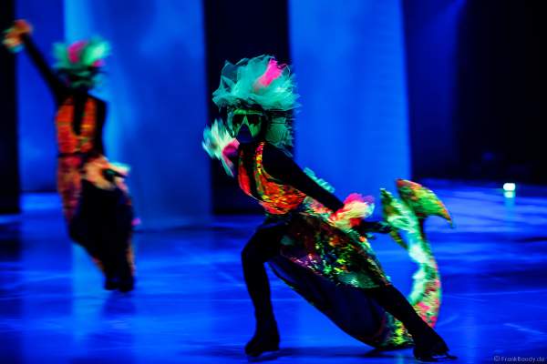 Bunte Schwarzlichtszenen bei der Eisshow ATLANTIS von Holiday on Ice in der Festhalle Frankfurt und SAP Arena Mannheim 2017-2018