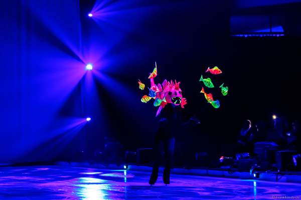 Bunte Schwarzlichtszenen bei der Eisshow ATLANTIS von Holiday on Ice in der Festhalle Frankfurt und SAP Arena Mannheim 2017-2018