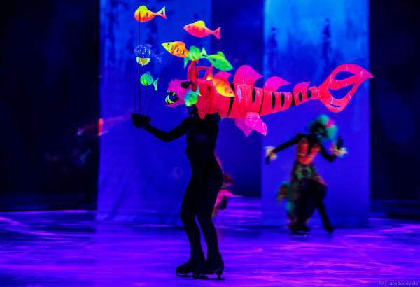 Bunte Schwarzlichtszenen bei der Eisshow ATLANTIS von Holiday on Ice in der Festhalle Frankfurt und SAP Arena Mannheim 2017-2018
