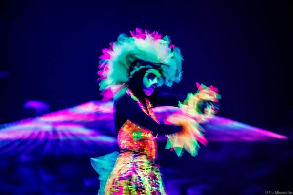 Bunte Schwarzlichtszenen bei der Eisshow ATLANTIS von Holiday on Ice in der Festhalle Frankfurt und SAP Arena Mannheim 2017-2018