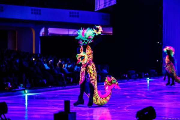 Bunte Schwarzlichtszenen bei der Eisshow ATLANTIS von Holiday on Ice in der Festhalle Frankfurt und SAP Arena Mannheim 2017-2018