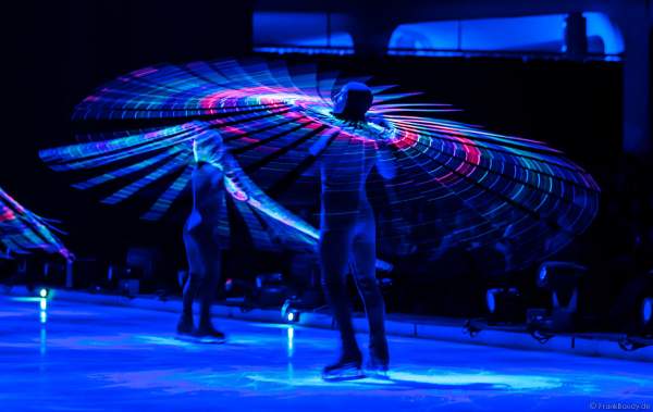 Bunte Schwarzlichtszenen bei der Eisshow ATLANTIS von Holiday on Ice in der Festhalle Frankfurt und SAP Arena Mannheim 2017-2018