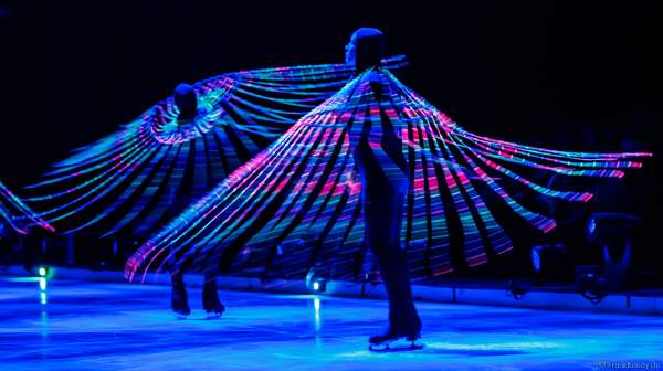 Bunte Schwarzlichtszenen bei der Eisshow ATLANTIS von Holiday on Ice in der Festhalle Frankfurt und SAP Arena Mannheim 2017-2018