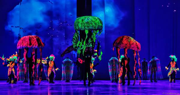 Bunte Schwarzlichtszenen bei der Eisshow ATLANTIS von Holiday on Ice in der Festhalle Frankfurt und SAP Arena Mannheim 2017-2018