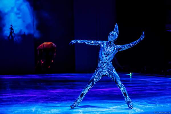 Das Glitzerkostüm bei der Eisshow ATLANTIS von Holiday on Ice in der Festhalle Frankfurt und SAP Arena Mannheim 2017-2018