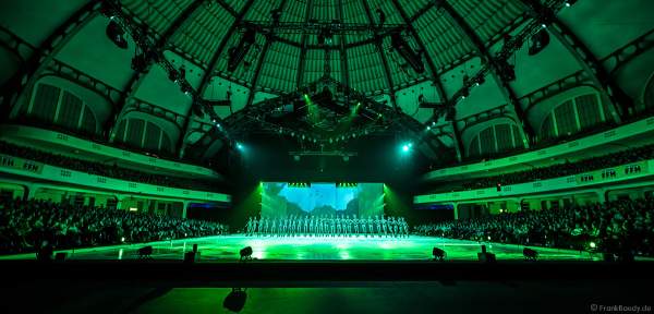 Das Wheel mit Glitzerkostümen bei der Eisshow ATLANTIS von Holiday on Ice in der Festhalle Frankfurt und SAP Arena Mannheim 2017-2018