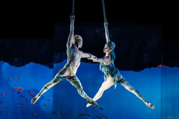 Tim Yang und Taisia Bondarenko als Strapaten- und Adagioduo bei der Eisshow ATLANTIS von Holiday on Ice in der Festhalle Frankfurt und SAP Arena Mannheim 2017-2018