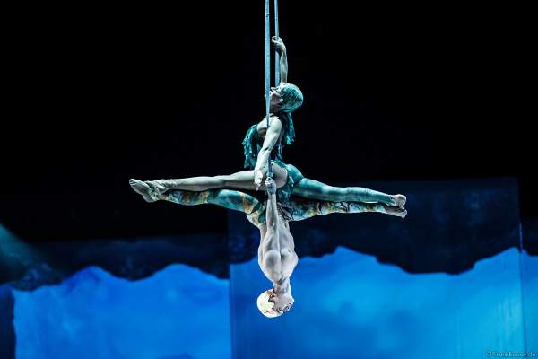 Tim Yang und Taisia Bondarenko als Strapaten- und Adagioduo bei der Eisshow ATLANTIS von Holiday on Ice in der Festhalle Frankfurt und SAP Arena Mannheim 2017-2018