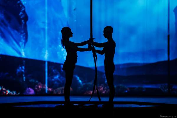 Tim Yang und Taisia Bondarenko als Strapaten- und Adagioduo bei der Eisshow ATLANTIS von Holiday on Ice in der Festhalle Frankfurt und SAP Arena Mannheim 2017-2018