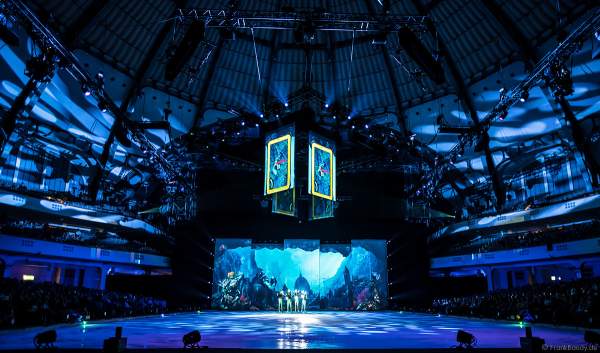 Die Unterwasserwelt mit Taucher bei der Eisshow ATLANTIS von Holiday on Ice in der Festhalle Frankfurt und SAP Arena Mannheim 2017-2018