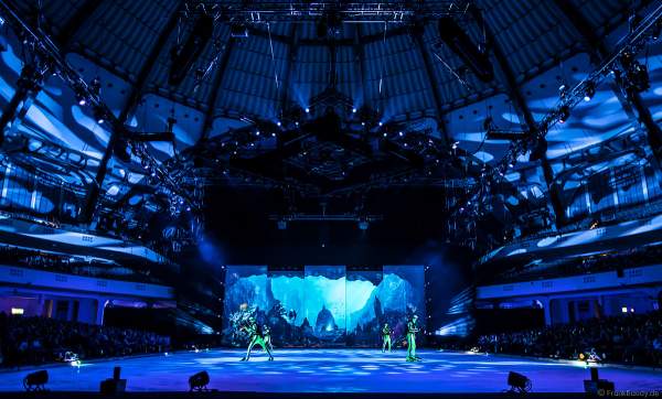 Die Unterwasserwelt mit Taucher bei der Eisshow ATLANTIS von Holiday on Ice in der Festhalle Frankfurt und SAP Arena Mannheim 2017-2018