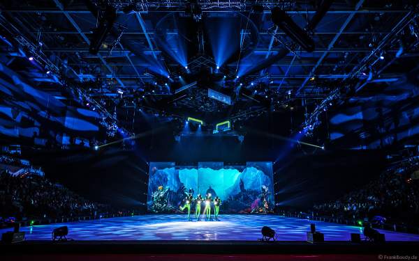 Die Unterwasserwelt mit Taucher bei der Eisshow ATLANTIS von Holiday on Ice in der Festhalle Frankfurt und SAP Arena Mannheim 2017-2018