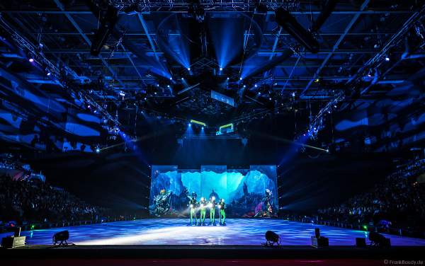 Die Unterwasserwelt mit Taucher bei der Eisshow ATLANTIS von Holiday on Ice in der Festhalle Frankfurt und SAP Arena Mannheim 2017-2018