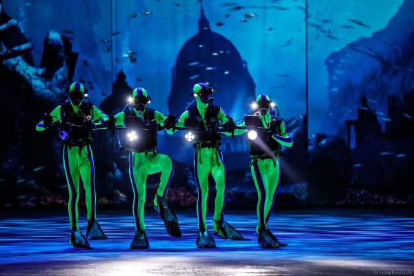 Rafael Schupp, Pavlo Khimich, Josh Cowell and Adam Jukes als Taucher bei der Eisshow ATLANTIS von Holiday on Ice in der Festhalle Frankfurt und SAP Arena Mannheim 2017-2018