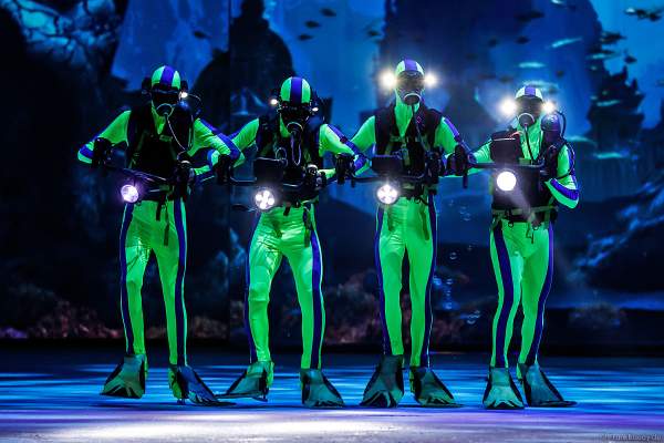Rafael Schupp, Pavlo Khimich, Josh Cowell and Adam Jukes als Taucher bei der Eisshow ATLANTIS von Holiday on Ice in der Festhalle Frankfurt und SAP Arena Mannheim 2017-2018