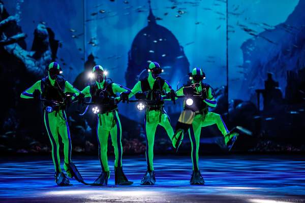 Rafael Schupp, Pavlo Khimich, Josh Cowell and Adam Jukes als Taucher bei der Eisshow ATLANTIS von Holiday on Ice in der Festhalle Frankfurt und SAP Arena Mannheim 2017-2018