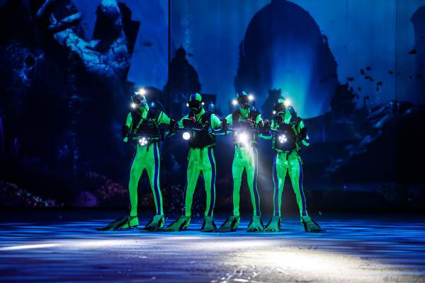 Rafael Schupp, Pavlo Khimich, Josh Cowell and Adam Jukes als Taucher bei der Eisshow ATLANTIS von Holiday on Ice in der Festhalle Frankfurt und SAP Arena Mannheim 2017-2018