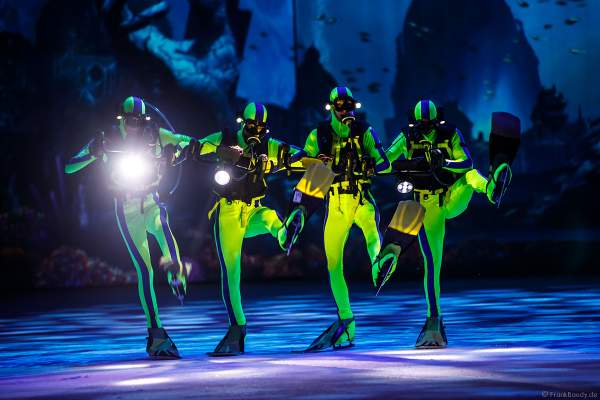 Rafael Schupp, Pavlo Khimich, Josh Cowell and Adam Jukes als Taucher bei der Eisshow ATLANTIS von Holiday on Ice in der Festhalle Frankfurt und SAP Arena Mannheim 2017-2018