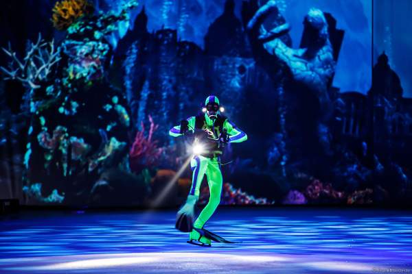 Taucher bei der Eisshow ATLANTIS von Holiday on Ice in der Festhalle Frankfurt und SAP Arena Mannheim 2017-2018
