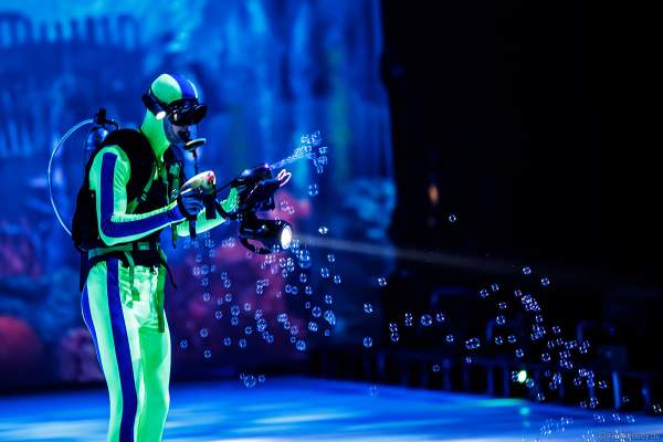 Taucher bei der Eisshow ATLANTIS von Holiday on Ice in der Festhalle Frankfurt und SAP Arena Mannheim 2017-2018