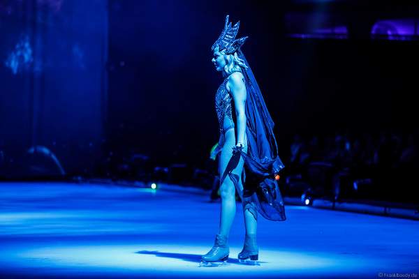 Stargäste Geschwister Valentina und Cheyenne Pahde in Kostümen bei der Eisshow ATLANTIS von Holiday on Ice in der Festhalle Frankfurt und SAP Arena Mannheim 2017-2018