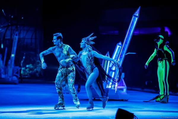 Stargäste Geschwister Valentina und Cheyenne Pahde in Kostümen bei der Eisshow ATLANTIS von Holiday on Ice in der Festhalle Frankfurt und SAP Arena Mannheim 2017-2018
