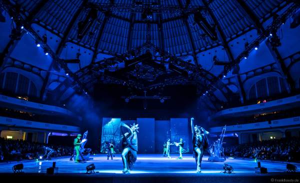 Stargäste Geschwister Valentina und Cheyenne Pahde in Kostümen bei der Eisshow ATLANTIS von Holiday on Ice in der Festhalle Frankfurt und SAP Arena Mannheim 2017-2018