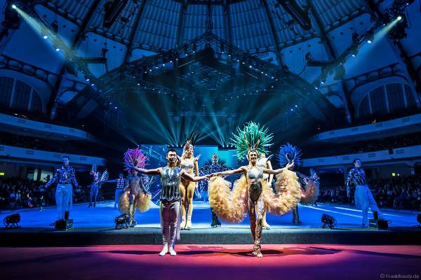 Tim Yang und Taisia Bondarenko beim Schlussbild bei der Eisshow ATLANTIS von Holiday on Ice in der Festhalle Frankfurt und SAP Arena Mannheim 2017-2018