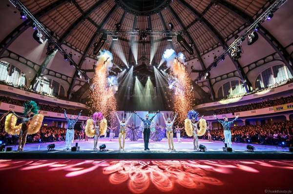 Taisia Bondarenko, Matti Landgraf, Courtney Wren, Geschwister Valentina und Cheyenne Pahde, Wesley Campbell, Daria "Dasha" Perminova und Evgenii "Johnny" Belianin beim finalen Schlussbild mit Feuerwerk der Eisshow ATLANTIS von Holiday on Ice in der Festhalle Frankfurt  2017-2018