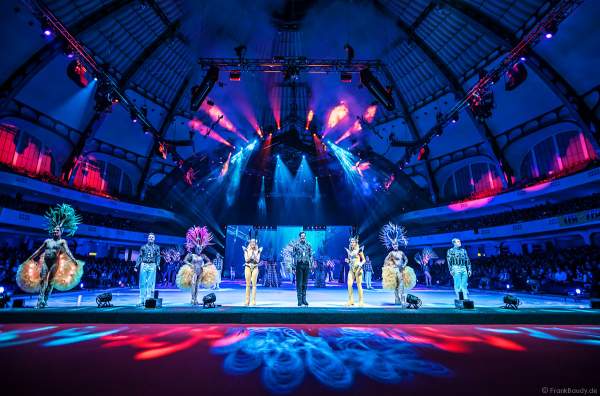 Taisia Bondarenko, Matti Landgraf, Courtney Wren, Geschwister Valentina und Cheyenne Pahde, Wesley Campbell, Daria "Dasha" Perminova und Evgenii "Johnny" Belianin beim finalen Schlussbild der Eisshow ATLANTIS von Holiday on Ice in der Festhalle Frankfurt  2017-2018