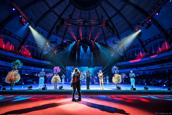 Thilo Schlumberger macht seiner Freundin Sylvia einen Heiratsantrag bei der Eisshow ATLANTIS von Holiday on Ice in der Festhalle Frankfurt