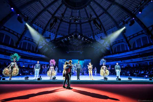 Thilo Schlumberger macht seiner Freundin Sylvia einen Heiratsantrag bei der Eisshow ATLANTIS von Holiday on Ice in der Festhalle Frankfurt