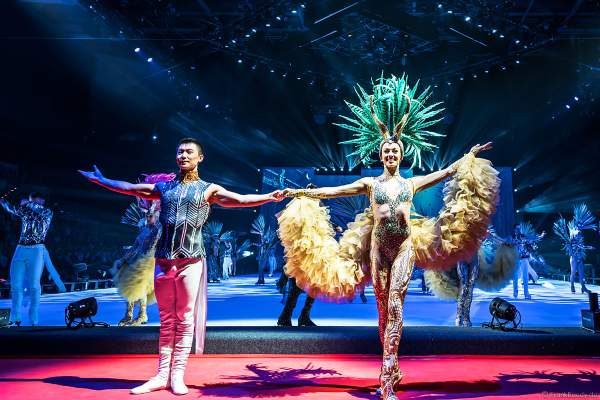 Tim Yang und Taisia Bondarenko beim Schlussbild bei der Eisshow ATLANTIS von Holiday on Ice in der Festhalle Frankfurt und SAP Arena Mannheim 2017-2018