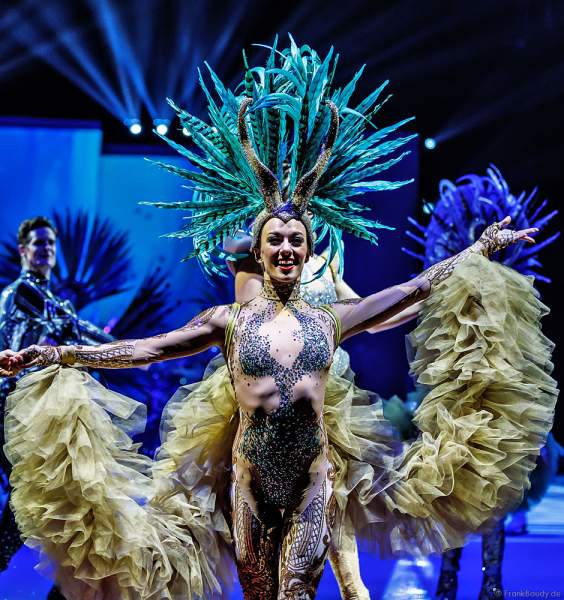 Taisia Bondarenko beim Schlussbild bei der Eisshow ATLANTIS von Holiday on Ice in der Festhalle Frankfurt und SAP Arena Mannheim 2017-2018