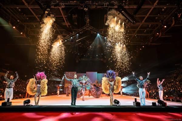Matti Landgraf, Courtney Wren, Wesley Campbell, Daria "Dasha" Perminova, Evgenii "Johnny" Belianin und weitere Läufer beim finalen Schlussbild mit Feuerwerk der Eisshow ATLANTIS von Holiday on Ice in der SAP Arena Mannheim 2017-2018