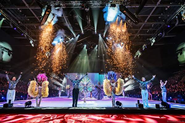 Matti Landgraf, Courtney Wren, Wesley Campbell, Daria "Dasha" Perminova, Evgenii "Johnny" Belianin und weitere Läufer beim finalen Schlussbild mit Feuerwerk der Eisshow ATLANTIS von Holiday on Ice in der SAP Arena Mannheim 2017-2018