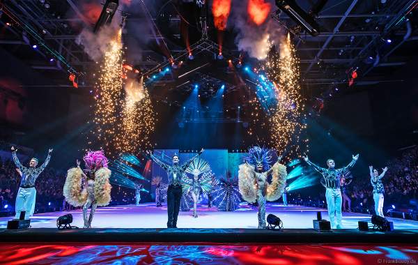 Matti Landgraf, Courtney Wren, Wesley Campbell, Daria "Dasha" Perminova, Evgenii "Johnny" Belianin und weitere Läufer beim finalen Schlussbild mit Feuerwerk der Eisshow ATLANTIS von Holiday on Ice in der SAP Arena Mannheim 2017-2018
