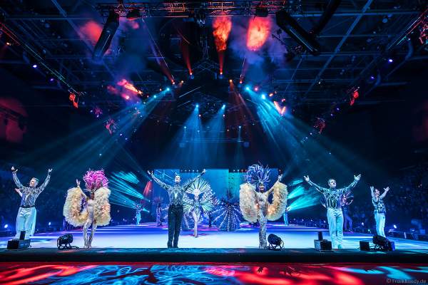 Matti Landgraf, Courtney Wren, Wesley Campbell, Daria "Dasha" Perminova, Evgenii "Johnny" Belianin und weitere Läufer beim finalen Schlussbild der Eisshow ATLANTIS von Holiday on Ice in der SAP Arena Mannheim 2017-2018