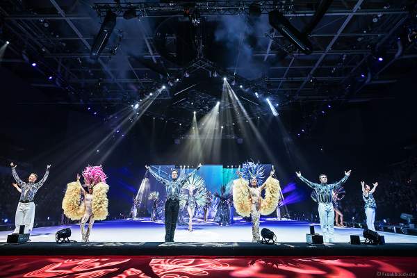 Matti Landgraf, Courtney Wren, Wesley Campbell, Daria "Dasha" Perminova, Evgenii "Johnny" Belianin und weitere Läufer beim finalen Schlussbild der Eisshow ATLANTIS von Holiday on Ice in der SAP Arena Mannheim 2017-2018