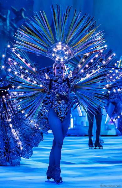 Leuchtkostüm bei der Eisshow ATLANTIS von Holiday on Ice in der Festhalle Frankfurt und SAP Arena Mannheim 2017-2018